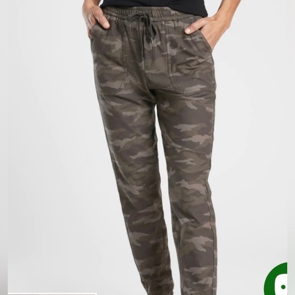 Athleta Pants - ATHLETA women’s Farallon Joggers Black Olive Camo stretch athletic size 2
